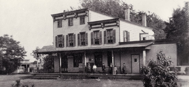 In this photo from the early 1900s, you can still see the unmistakeable outline of the store building